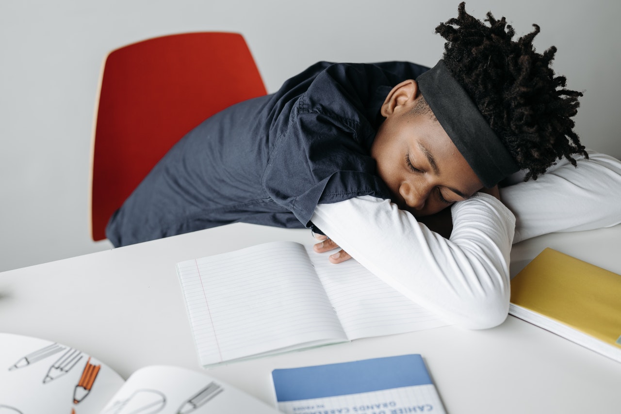 How To Stay Awake In Class: 18 Tips To Stop Dozing Off - LifeKnacks